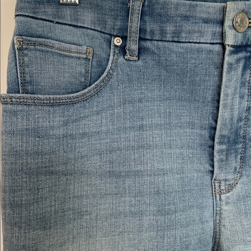 Chicos ankle crop lite wash jeans - Picture 2 of 5